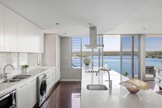Tranquil Retreat at Caringbah South - Waterfront Ensuite King Room with Spectacular Views - - 6