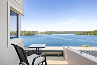 Tranquil Retreat at Caringbah South - Waterfront Ensuite King Room with Spectacular Views - - 3
