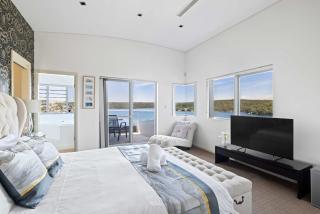 Tranquil Retreat at Caringbah South - Waterfront Ensuite King Room with Spectacular Views - - 1