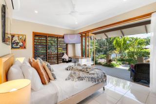 The Peony Isle - Luxe Lakeside Haven with Pool & Spa - Trinity Beach - 9