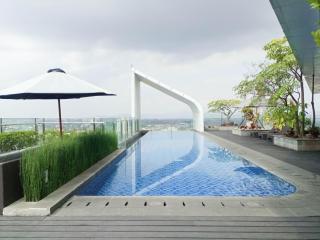 Elegant and Tidy 1BR at Uttara The Icon Apartment By Travelio - Kejayan - 2