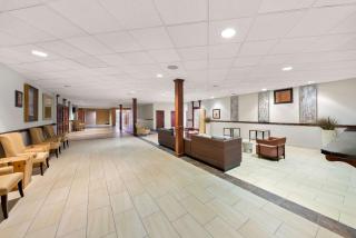 Clarion Inn & Suites and Convention Center - Kearney - 3
