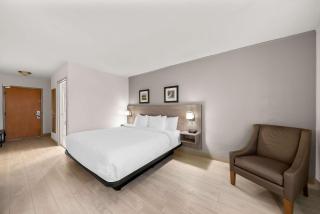 Clarion Inn & Suites and Convention Center - Kearney - 2