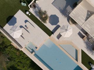 Idunu Villa, with Heated Pool & Serene Seclusion, By ThinkVilla - Roumelí - 9