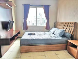Strategic 3BR Sudirman Park Apt with Wi-Fi, Pool,Gym by 2ndHome - Jakarta - 4