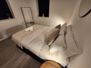 SuperValue Suite 1 - Fast WiFi, Hotel Linen, Keyless Entry, City only 10 Mins - BY PROPERTY PROMISE - 1