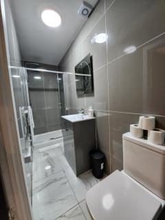 SuperValue Suite 1 - Fast WiFi, Hotel Linen, Keyless Entry, City only 10 Mins - BY PROPERTY PROMISE - 3