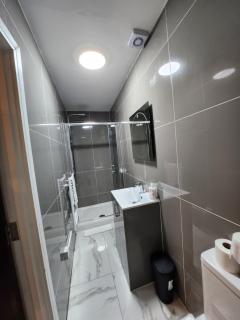 SuperValue Suite 1 - Fast WiFi, Hotel Linen, Keyless Entry, City only 10 Mins - BY PROPERTY PROMISE - 5