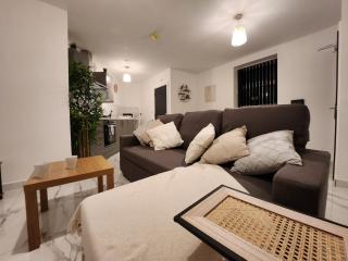 SuperValue Suite 1 - Fast WiFi, Hotel Linen, Keyless Entry, City only 10 Mins - BY PROPERTY PROMISE - 6