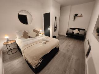 SuperValue Suite 1 - Fast WiFi, Hotel Linen, Keyless Entry, City only 10 Mins - BY PROPERTY PROMISE - 9