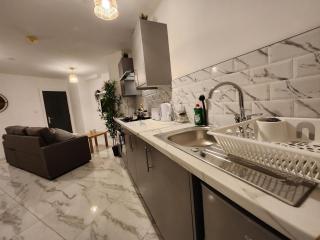 SuperValue Suite 1 - Fast WiFi, Hotel Linen, Keyless Entry, City only 10 Mins - BY PROPERTY PROMISE - 8