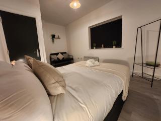 SuperValue Suite 1 - Fast WiFi, Hotel Linen, Keyless Entry, City only 10 Mins - BY PROPERTY PROMISE - 7