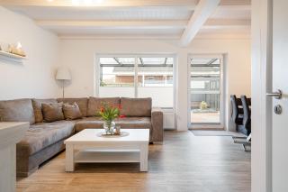 Neuland, zwei Schlafzimmer, überdachte Terrasse, eingezäunter Garten, Hund willkommen! - Greetsiel - 1