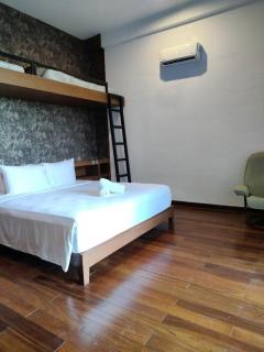 Anthill Tagaytay, with view of Taal, pool & elevator - Iruhin - 3