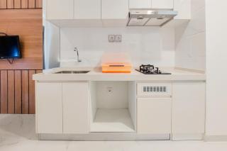 Homey and Restful Studio Room at Sky House BSD Apartment By Travelio - 8