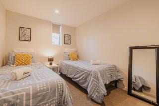 CBD Edge - 2BR Home with Balcony Sleeps 4 - 7
