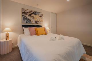 CBD Edge - 2BR Home with Balcony Sleeps 4 - 6