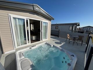 The Retreat 10 - Hot tub Mini Lodge, central heating, bed linen, & pet friendly - Meadow Lakes Caravan Hire - Chapel Saint Leonards - 0