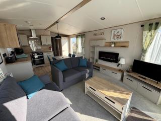 The Retreat 10 - Hot tub Mini Lodge, central heating, bed linen, & pet friendly - Meadow Lakes Caravan Hire - Chapel Saint Leonards - 7
