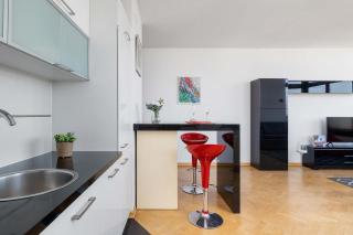 Przestronny i Przytulny Apartament w Krakowie z Parkingiem i Balkonem by Noclegi Renters - Cracovia - 4
