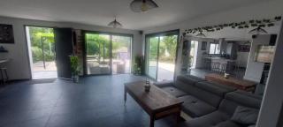 Single-story villa with pool and outdoor playground - 6