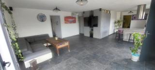 Single-story villa with pool and outdoor playground - 4