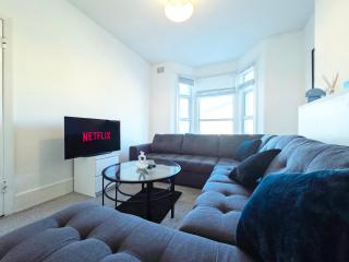 Spacious 3 Bed Apartment, 10 mins from Wembley Stadium with Private Garden - Londra - 0