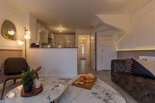 Sherlock Urban Escape Stylish 4BR Townhouse with Garden and Parking - Birmingham - 9
