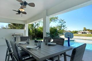 Charming Sunshine Home With Heated Pool on Canal Cape Coral - Cape Coral - 2