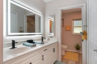 Charming Sunshine Home With Heated Pool on Canal Cape Coral - Cape Coral - 1