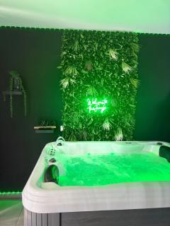 Ô Spa Privatif - Luxury Suite - JACUZZI-SAUNA-NETFLIX-FISHSPA-SERVIETTES-PEIGNOIRS-SANDALES-CAFE - Morlanwelz-Mariemont - 1