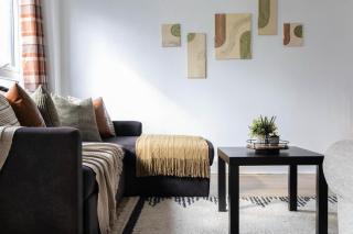 Cozy Apartment next to AO Arena with Free Parking - 5