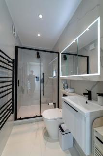 Cosy 2-bedroom 2 bathroom flat with free parking - Londra - 2