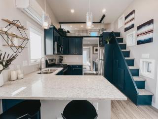 Beautiful and Elegant River Front Cottage - 9