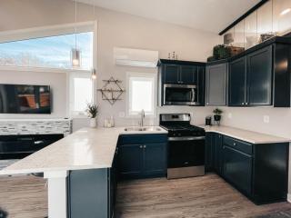 Beautiful and Elegant River Front Cottage - 8