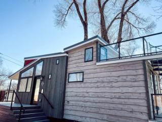 Beautiful and Elegant River Front Cottage - 1