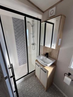 The Retreat 10 - Hot tub Mini Lodge, central heating, bed linen, & pet friendly - Meadow Lakes Caravan Hire - Chapel Saint Leonards - 2
