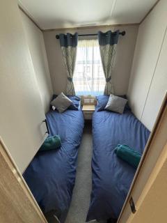 The Retreat 10 - Hot tub Mini Lodge, central heating, bed linen, & pet friendly - Meadow Lakes Caravan Hire - Chapel Saint Leonards - 3