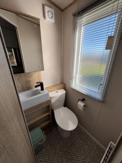The Retreat 10 - Hot tub Mini Lodge, central heating, bed linen, & pet friendly - Meadow Lakes Caravan Hire - Chapel Saint Leonards - 5