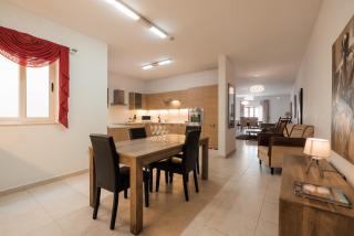 Larger than usual 3BD Apartment - 3