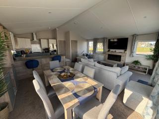 Lodge with hot tub - Waterside, Ingoldmells - pet friendly, WiFi, bed linen - Meadow Lakes Caravan & Lodge Hire - Ingoldmells - 6