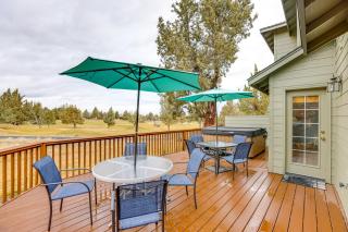 Hot Tub at Townhome on 8th Green in Redmond - 9