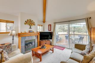 Hot Tub at Townhome on 8th Green in Redmond - Redmond - 7