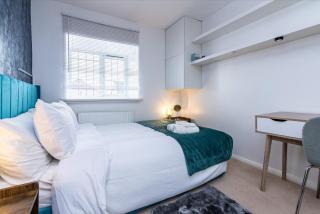 Convenient 3-Bed House in Bedford with Driveway - 7