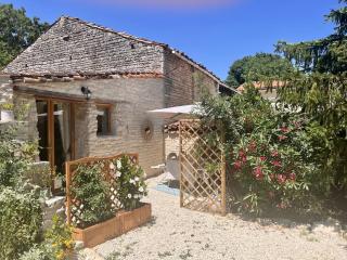 Greengates Sage Cottage Beautiful rural French home Hot tub Heated pool - Chives - 0