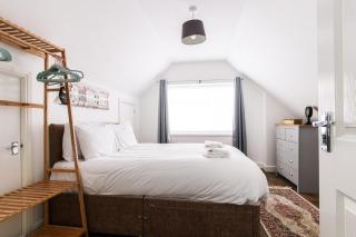 Stylish 6 Bed Detached House - 2