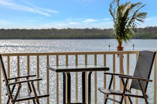 Sunlit Bayview Suite Balcony Pool & Hot Tub - 0