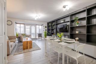 Comfy & stylish 4 bed house - Bedford - 0