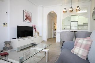 Luxury 2 bed, 2 bath apartment with sea view, central heating and new bathrooms. - 9