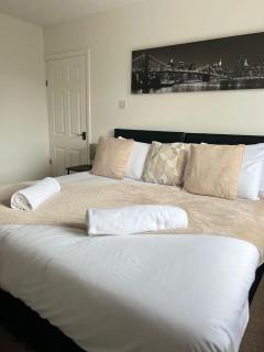 Olive Lodge - 3 bed house, driveway parking, high speed wifi - 4